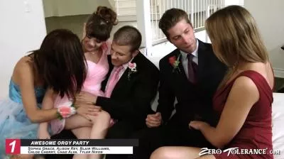 Две подруги блондинки трахаются с партнёрами по работе